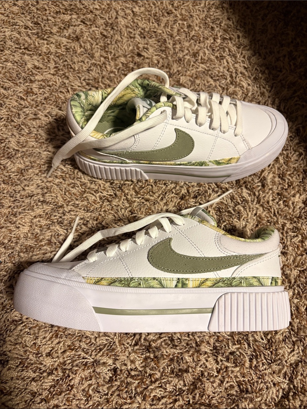 New Nike White Sneakers with Olive Green Swoosh and Leaf Accent size 5.5 women’s